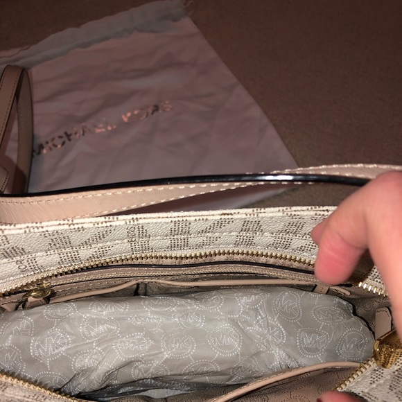 Michael Kors Jet Set Large Messenger - Picture 2 of 4